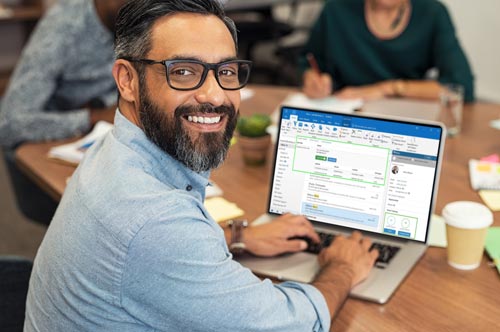 sales manager using Veloxy ai sales assistant software for Outlook